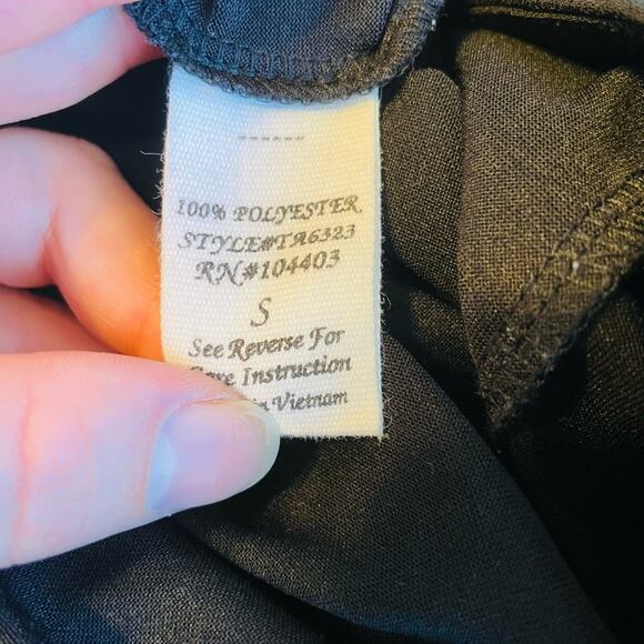 Mine elastic waist pleated front scallop edge shorts - Picture 3 of 5